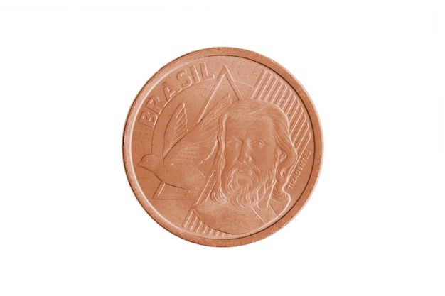 Аверс бразильской монеты «5 сентаво реаль» 2021 года на белом фоне - большое увеличение