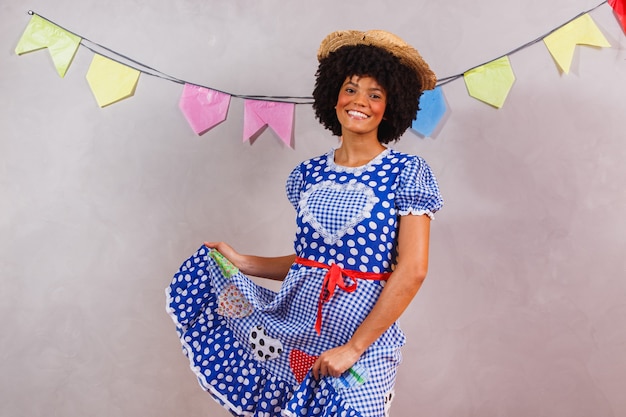 Donna afro brasiliana che indossa abiti tipici per la festa junina