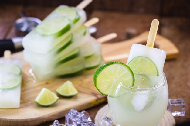 Photo brazilian alcoholic drink with lemon and ice cream, called popsicle