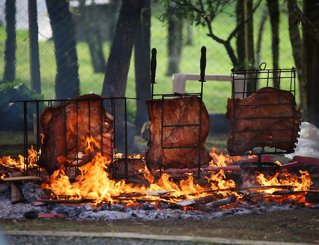 Costata barbecue brasiliana sul fuoco a terra