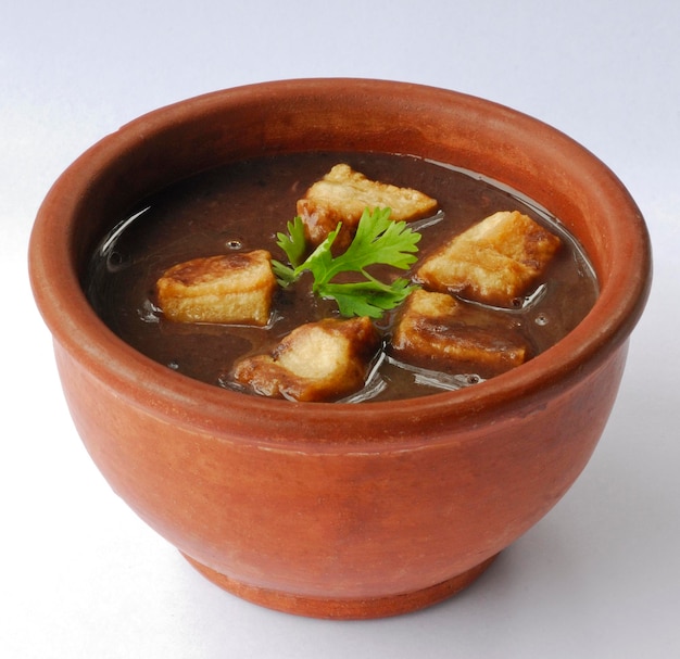 粘土のボウルに入ったブラジルの豆のスープ ブラジルのフェイジョアーダ