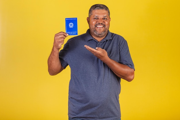 Uomo nero brasiliano adulto con carta di lavoro e mercato del lavoro pensionistico di previdenza sociale
