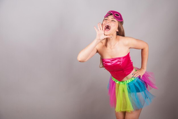 Бразильская блондинка в розовой карнавальной одежде с тушью для ресниц кричит рекламную рекламу
