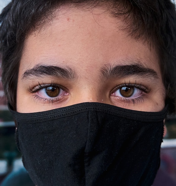 検疫中にマスクを使用するブラジルの少年。