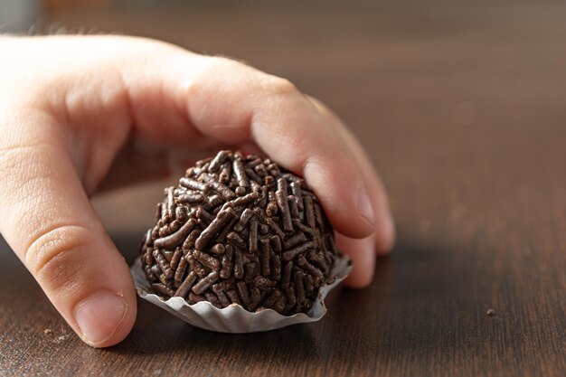 브라질 브리가데이로 (Brigadeiro) 는 초콜릿 스프링클러와 함께 파티를 위한 전통적인 사탕입니다.