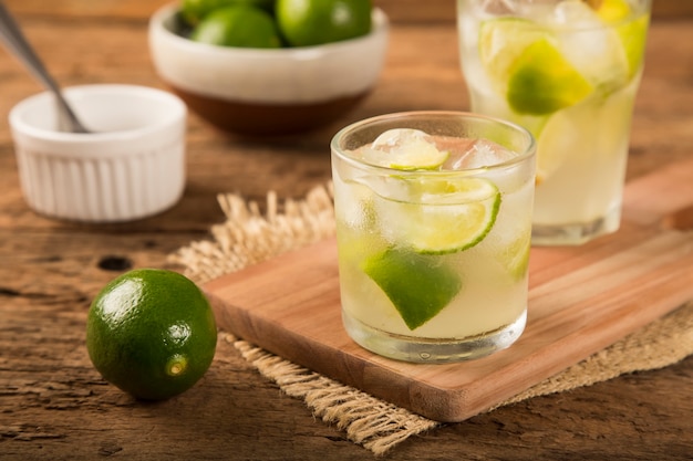 소박한 나무 배경에 레몬을 넣은 브라질 Caipirinha Cachaa 음료