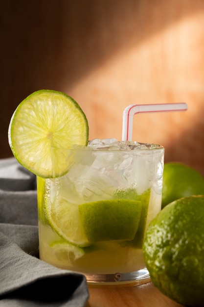 소박한 나무 배경에 레몬을 넣은 브라질 Caipirinha Cachaa 음료