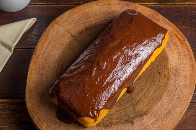 Foto torta di carote brasiliana con topping al cioccolato