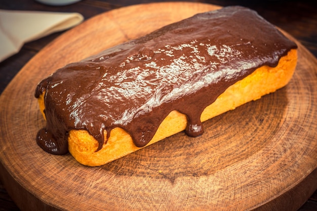 チョコレートをトッピングしたブラジルのキャロットケーキ