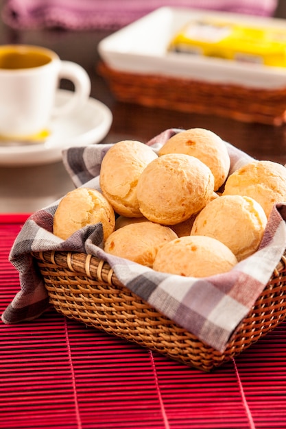 브라질 치즈 빵. Mesa de Café da manha com pão de queijo