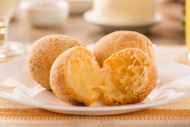 Photo brazilian cheese buns . table cafe in the morning with cheese bread and fruits.