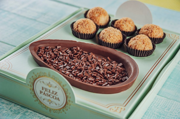 Uovo di pasqua di cioccolato brasiliano in confezione regalo con scritta happy easter con brigadeiro caramelle brasiliane - ovo de chocolate de colher