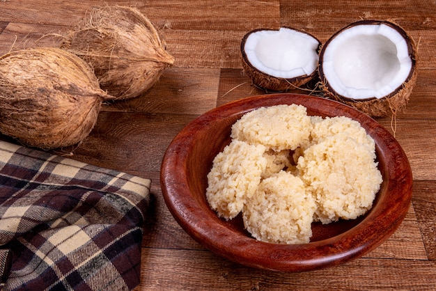 Photo brazilian coconut candy on wooden table