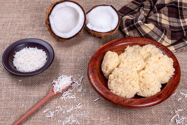 Photo brazilian coconut candy on wooden table