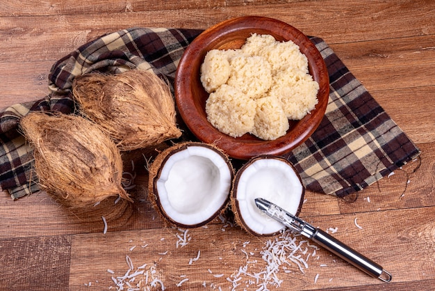 Photo brazilian coconut candy on wooden table