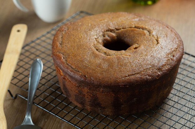 とうもろこし粉の一種で作ったブラジルのコーンケーキフバ木製のパーティーテーブルに6月の祭りの代表的なスイーツコーンミールケーキ