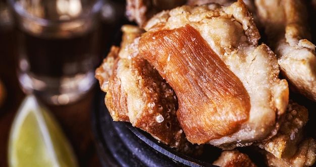 Photo brazilian crackling an appetizer made by frying bacon a layer of leather meat and lots of fat usually taken from the pork belly