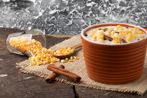 Photo brazilian dessert canjica made with corn cinnamon and coconut flakes