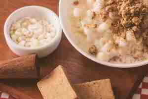 Photo brazilian dessert sweet canjica of white corn with pacoca sweet