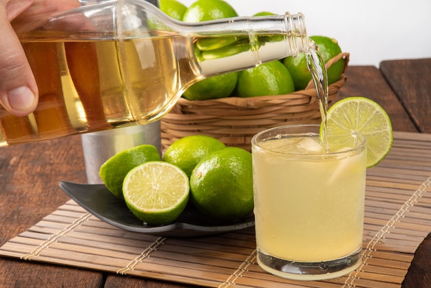 브라질 음료 caipirinha, caipirinha의 유리