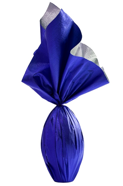 Photo brazilian easters egg wrapped in blue paper on a white wall