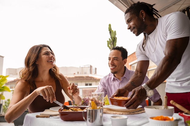 Foto una famiglia brasiliana che si gode un pasto insieme