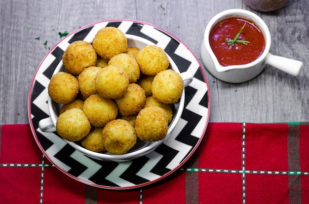 Знаменитая бразильская закуска «bolinha de queijo» (жареный сырный шарик)