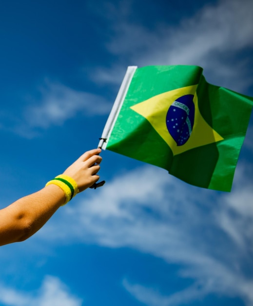 Photo brazilian fan celebrating and cheering for the brazil national team at the world cup