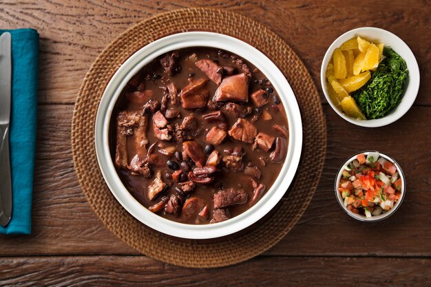 Feijoada brasiliano cibo. vista dall'alto.