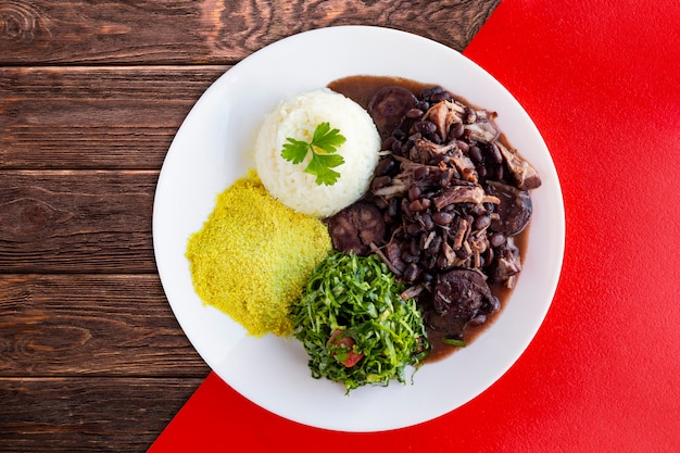 Feijoada brasiliana. con un tavolo di legno