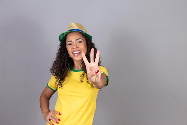 Photo brazilian female fan doing the number three with her fingers