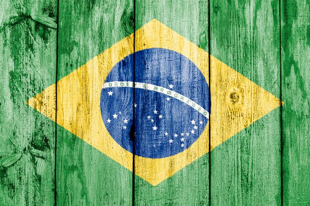 나무 판자에 그려진 브라질 국기