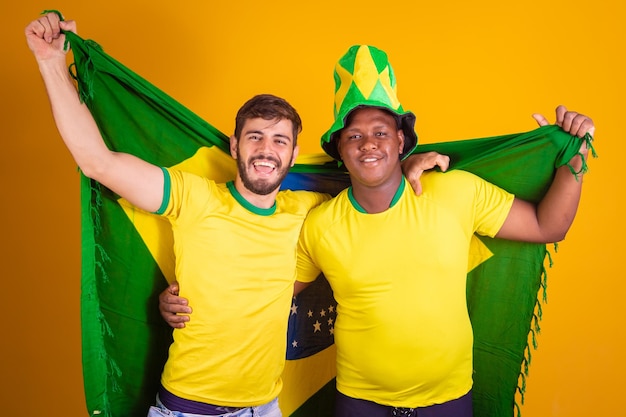 Amici brasiliani latinoamericani diversità tifo per la coppa del mondo brasiliana 2022 con bandiera brasile calcio tifo e vibrazione urla obiettivo gioioso e felicexa