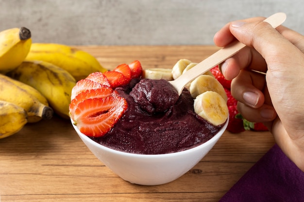 브라질 냉동 aÃ§ai 베리 아이스크림 그릇에 딸기와 바나나.