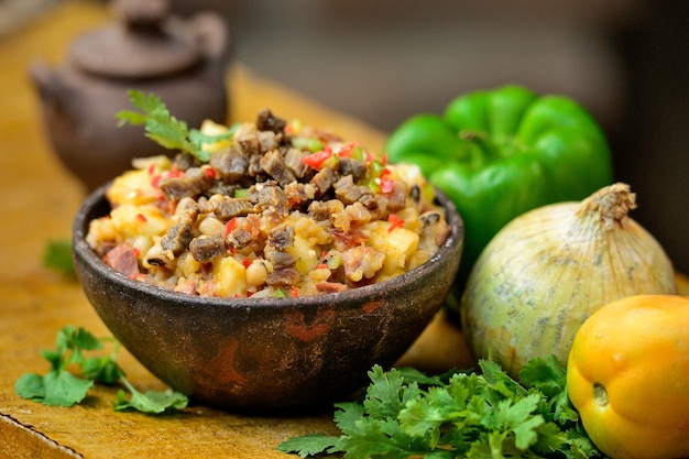 ブラジルの美食。ビーフジャーキー、ご飯、インゲン、野菜を使ったきちんとした伝統的な料理。