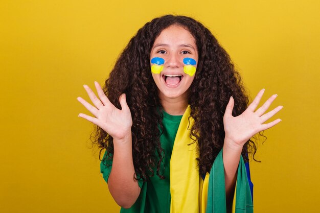 ブラジルの女の子白人サッカーファンは幸せな喜びに驚いた