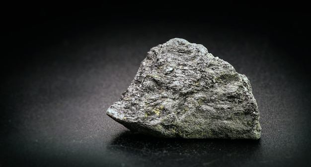 冶金産業で使用される導電体である炭素同素体の1つであるブラジルの黒鉛鉱石
