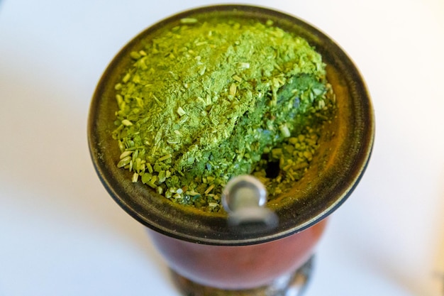 Foto brazilian healthy infused drink classico yerba mate tea in una zucca con mobilla su sfondo di legno