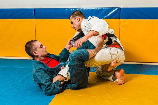 Photo brazilian jiujitsu and grappling training for men in a selfdefense gym