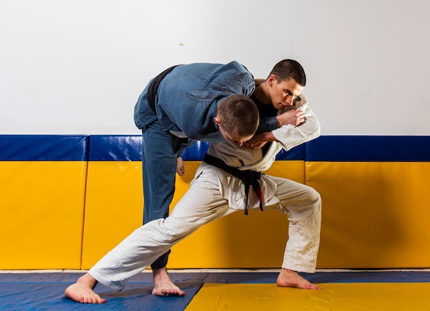 Photo brazilian jiujitsu and grappling training for men in a selfdefense gym