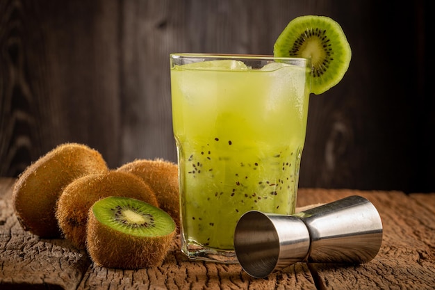 Бразильский напиток Kiwi Caipirinha Cachaca с киви на деревянном фоне