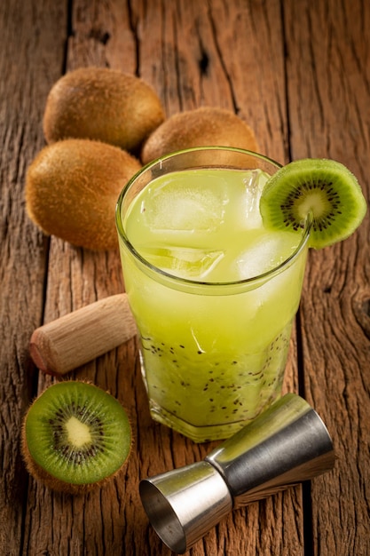 Photo brazilian kiwi caipirinha cachaca drink with kiwi on wooden background