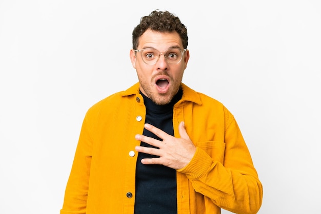 Photo brazilian man over isolated white background surprised and shocked while looking right