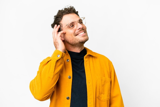 Brazilian man over isolated white background thinking an idea