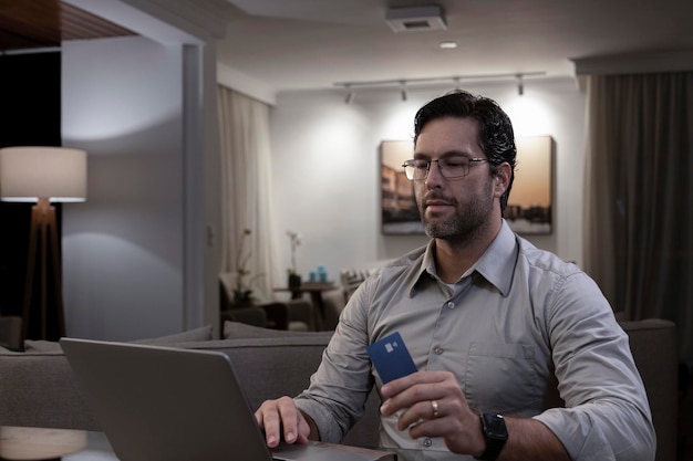 Photo brazilian man working at home