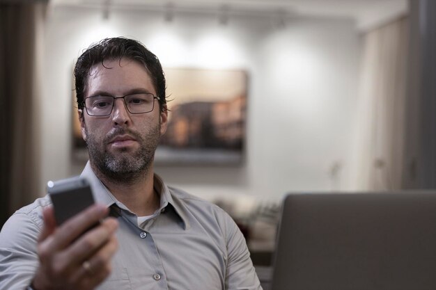 Photo brazilian man working at home