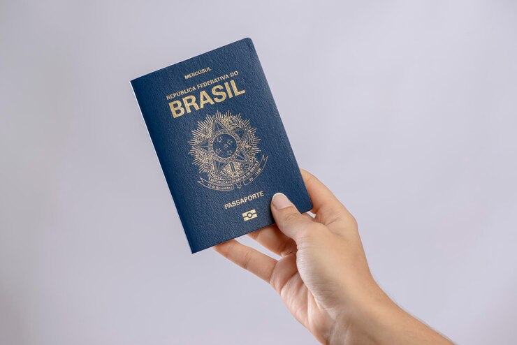 흰색 배경을 가진 손에 브라질 여권