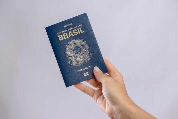 흰색 배경을 가진 손에 브라질 여권