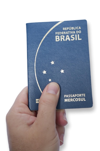 Бразильский паспорт в руке человека с цветным фоном