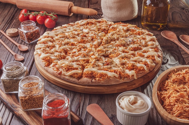 Brazilian pizza with mozzarella, chicken, catupiry and oregano (Pizza de frango com catupiry).